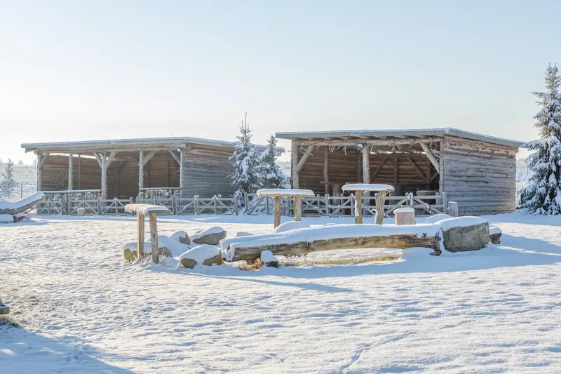 Almhütten im Schnee auf dem Werderaner Tannenhof