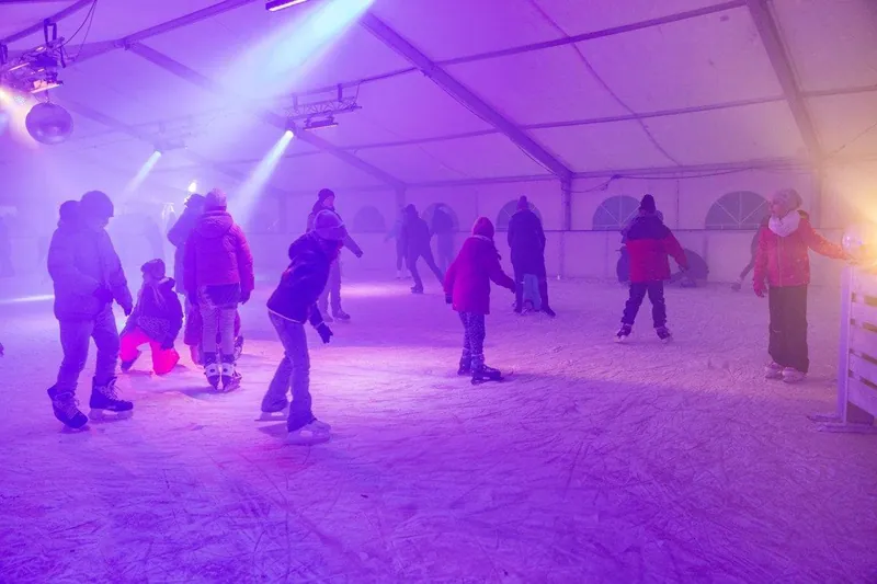 Überdachte Eislaufbahn mit Lichtshow