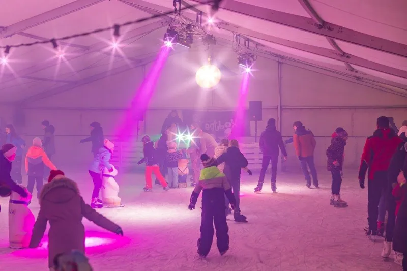 Schlittschuh-Disco auf der Eislaufbahn