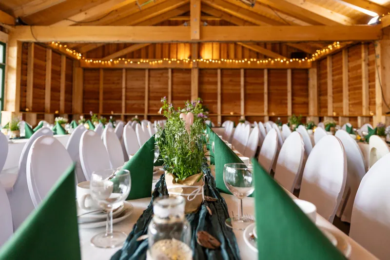 Festscheune mit gedeckter Hochzeitstafel