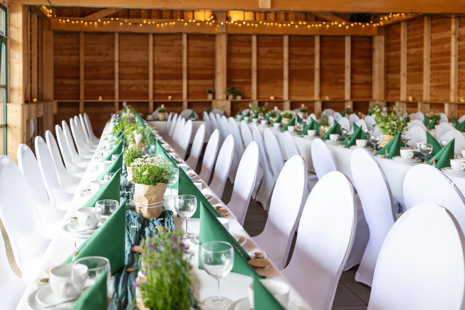 Lange Festtafel in der Scheune