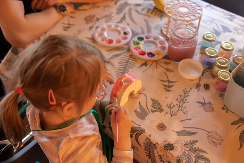 Kinder malen beim Kindergeburtstag