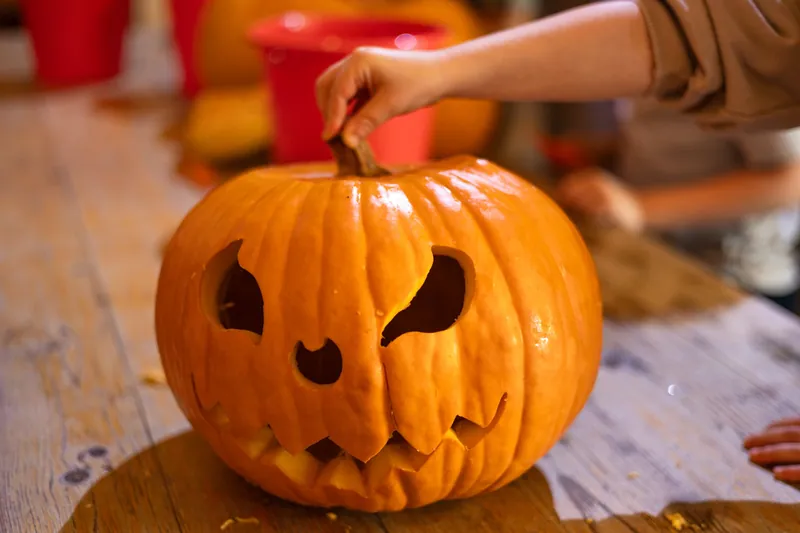 Geschnitzter Halloween-Kürbis