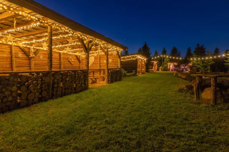 Beleuchteter Wintermarkt auf dem Werderaner Tannenhof