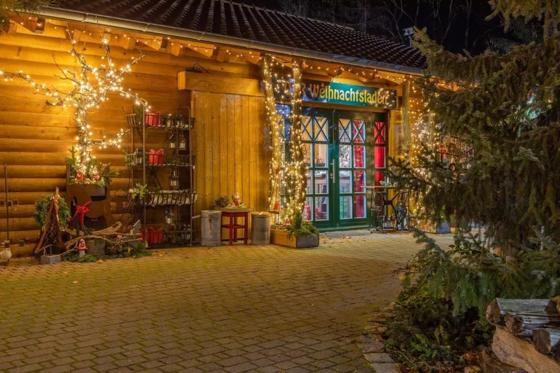 Weihnachtlich geschmückter Eingang zum Hofladen